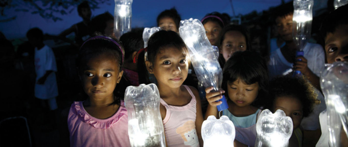 Un litro de luz': cómo alumbrar con botellas de plástico recicladas  rellenas de agua y cloro | iAgua